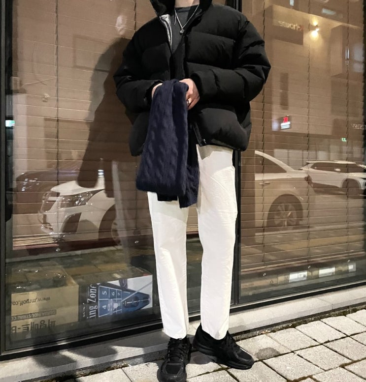 남자 겨울 숏패딩과 흰면바지 블랙&화이트 바둑돌 코디
