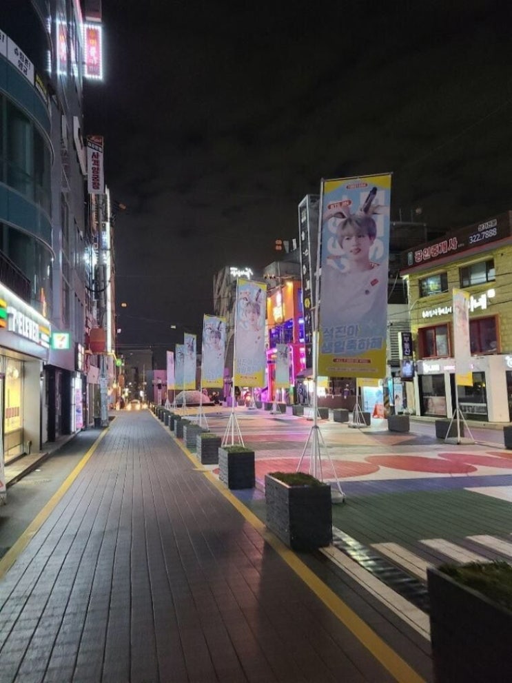 코로나 확산 실시간 불금의 홍대 모습.jpg 코로나 확산 실시간 불금의 홍대 모습.jpg