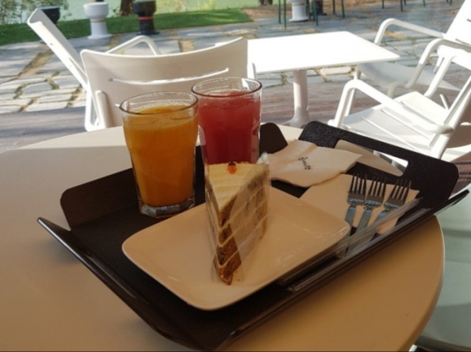  저수지뷰가 멋진 갤러리&카페 라안