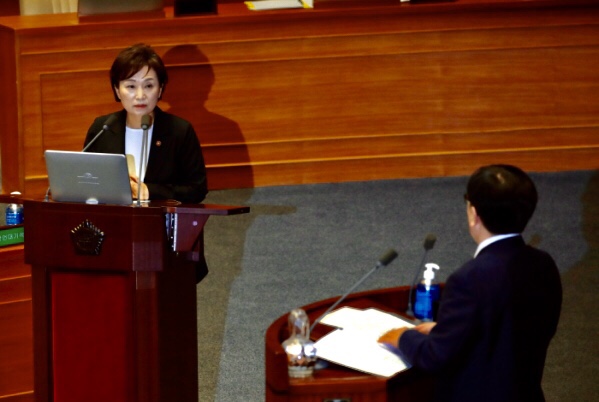 김현미 국토부장관 장관 빵 발언 경질 변창흠 프로필 집값 상승은 커뮤니티 때문 청와대 개각