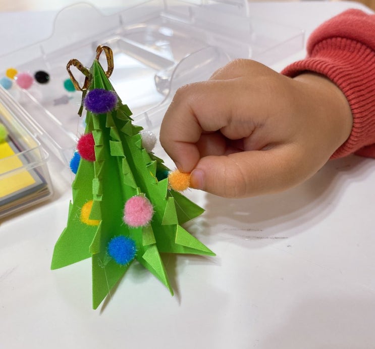 아이와 색종이 한장으로 만드는 미니 크리스마스 트리 접기 놀이