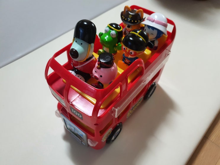2살아기가 흡족해하는 뽀로로 세계여행 이층버스 노래하는 자동차 장난감