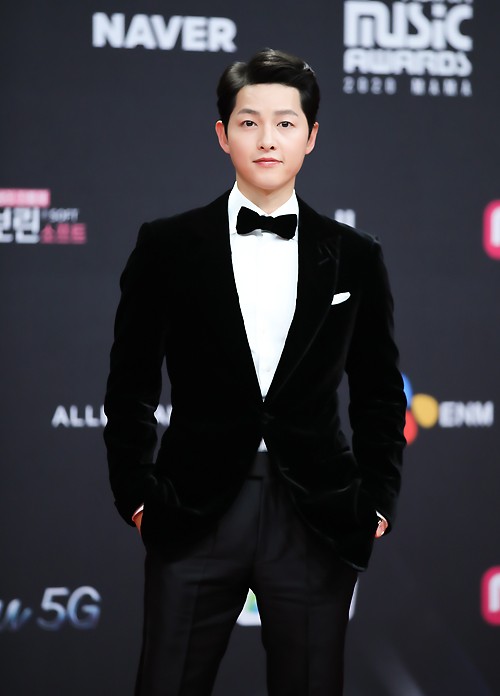'윤기가득한 헤어' 송중기 →귀공자스타일링이 찰떡 화보 '윤기가득한 헤어' 송중기 →귀공자스타일링이 찰떡 화보