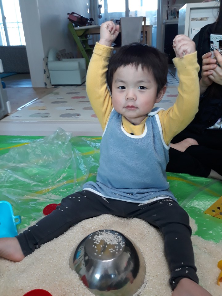  히히호호 방문미술 쌀놀이 찰찰찰 신나게 쏟아요