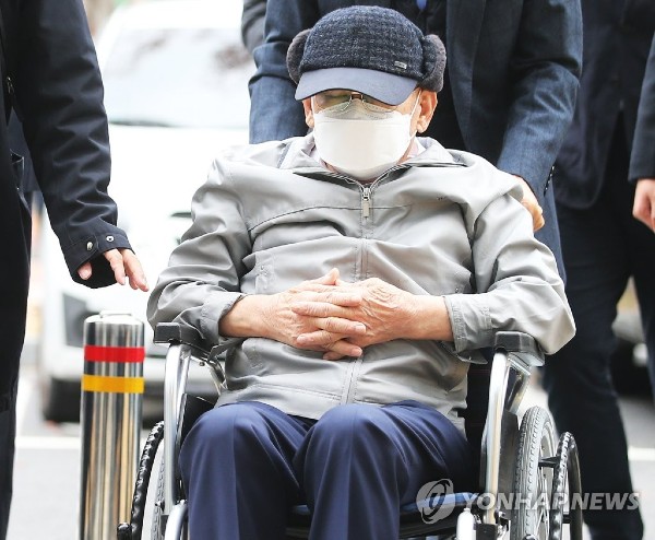 檢, 신천지 이만희 ‘감염병예방법 위반 등 혐의’ 징역 5년 구형 신천지피해자연대… 이만희 교주 횡령혐의 추가 고발 檢, 신천지 이만희 ‘감염병예방법 위반 등 혐의’ 징역 5년 구형 신천지피해자연대… 이만희 교주 횡령혐의 추가 고발