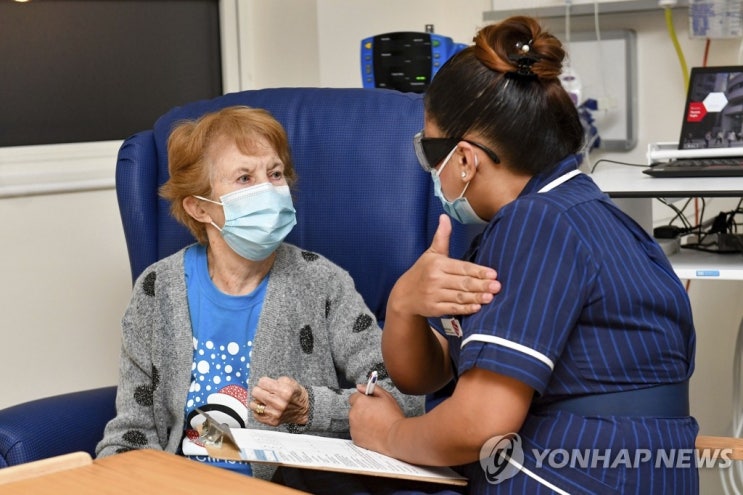  영국, 코로나19 백신의 '세계 최초 접종자' 는 90살  마거릿 키넌 할머니에게 돌아갔다.