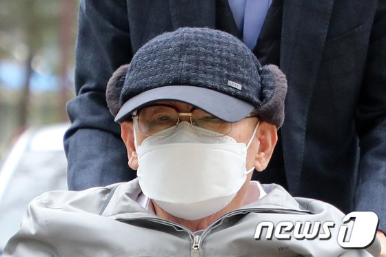 '방역활동 방해' 신천지 이만희 오늘 결심공판…檢 구형 주목 수원지법서 9일 오후 2시 예정 '방역활동 방해' 신천지 이만희 오늘 결심공판…檢 구형 주목 수원지법서 9일 오후 2시 예정