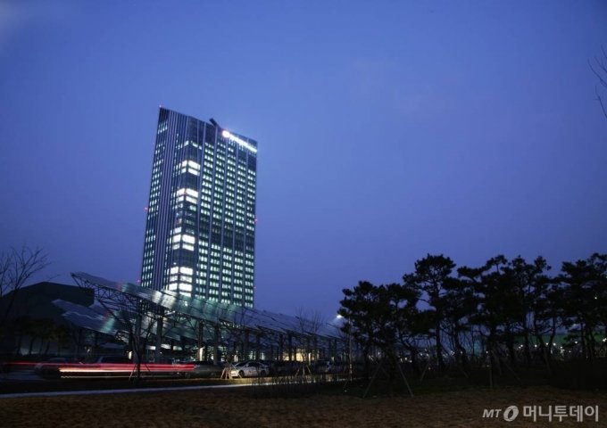 한전, 연료비 연동제 도입하나 "연내 전기료 개편안 마련" 한전, 연료비 연동제 도입하나 "연내 전기료 개편안 마련"