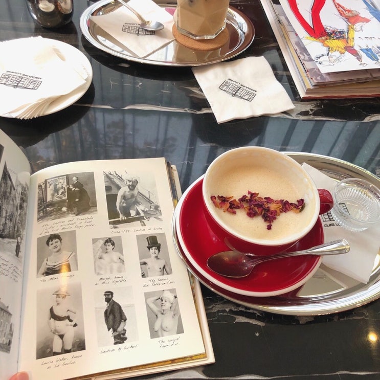  도산공원 애술린(Assouline) 라운지 - 분위기 좋고 볼거리 많은 아트북 카페