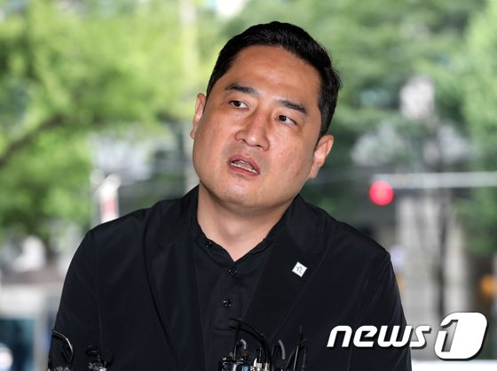 신천지, '대통령과 이만희 악수' 허위사실 유포 강용석에 "유감"