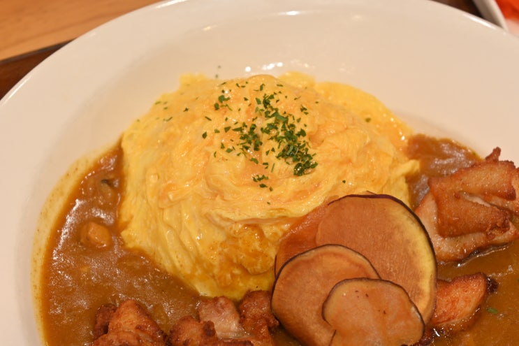  오무라이스와 카레가 합쳐진 오무카레 맛집 토모토카레 홍대점