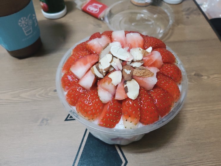  호야 빙수 : 리얼 생딸기 눈꽃빙수 & 초코라떼