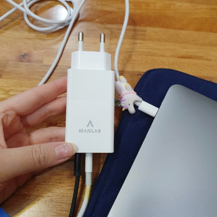  고속충전기 '만렙 고속 충전 어댑터' 하나로 맥북과 핸드폰 동시 충전!