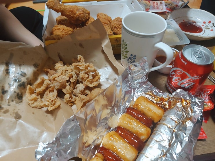  BBQ 치킨 : 소떡소떡 +닭 껍질 튀김 + 모툼 감자튀김