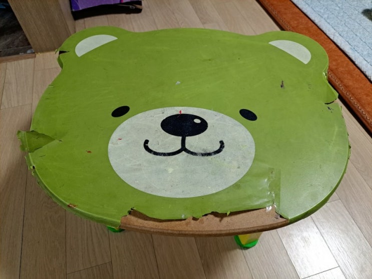  아이 책상 다이소 시트지로  리폼해봤는데 역시 폭망