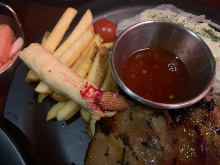  안양역 엔터식스 맛집 마녀주방 음식에 사람손가락이