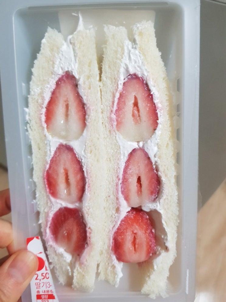  CU 씨유 딸기샌드위치