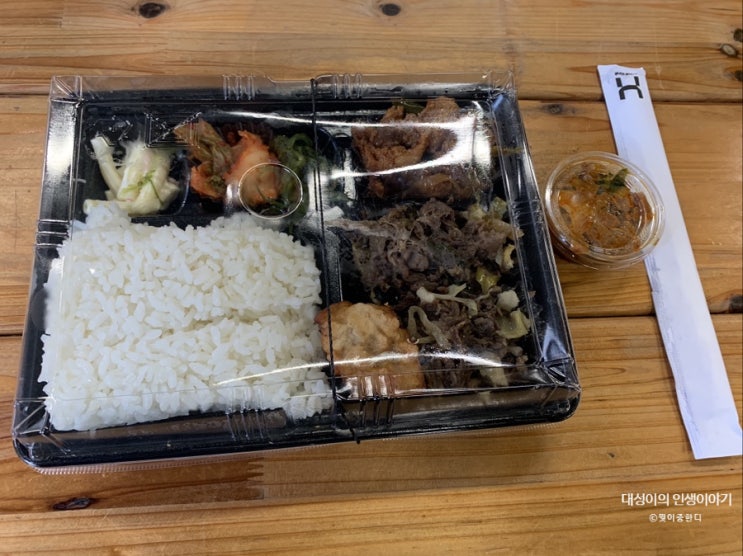 [서울/선정릉역] 오늘은 점심에 한솥도시락에서 고기고기도시락에 밥 곱빼기, 치킨 1조각, 제육볶음(50g), 소 불고기(50g) 추가해서 주문해서 맛있게 점심을 먹었어요 