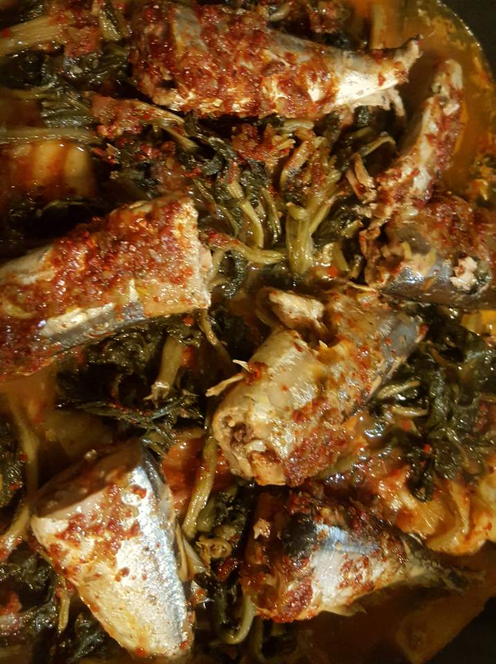  꽁치 통조림에 김치, 시래기 넣고 밥도둑 지져 묵자