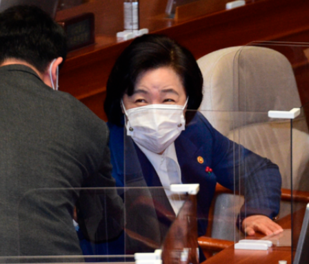  공수처법 통과에 추미애 웃음