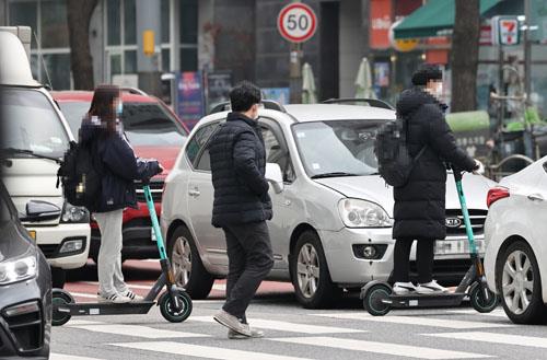 "전동킥보드 의무보험제도 필요"