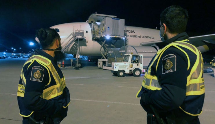  화이자 백신 1차 물량 캐나다 도착, 접종 시작됐다.
