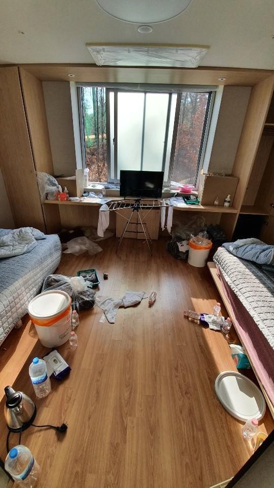  코로나 확진자가 치료센터에 머물렀다가 퇴소한 방의 모습..