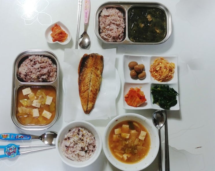  입맛 다른 두 아이의 식단, 그리고 초등1학년 딸의 올해 마지막 하교길.