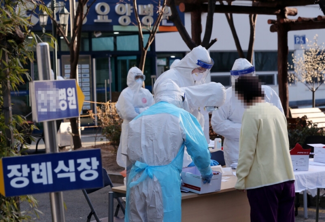 [병상대란 아우성] 위태로운 한주가 시작됐다_이번주 중환자 병상 확보 70개뿐