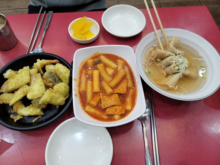  감탄떡볶이 국물떡볶이는 튀김과 함께!