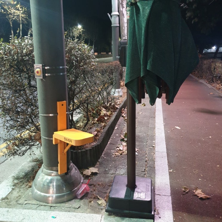  모르고 지나쳐갔던 것들을 보며(with 장수의자, 스마트폰 무선고속충전, 에스컬레이터 손잡이 살균장치, 승객용 비상인터폰)