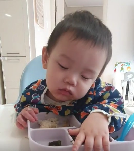  밥먹다 지쳐 잠들다... 많이 피곤할때지...^^;;