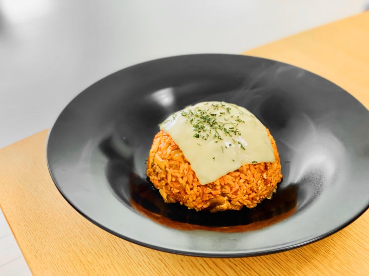  소와나무 체다치즈를 올려 만든 맛있는 삼겹살 김치 볶음밥 만드는 방법 / 황금레시피