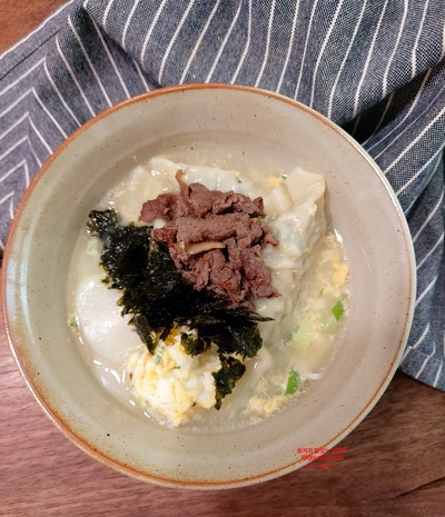  넉넉한 비비고 왕교자1.4kg로 깔끔한 떡 만두국 끓이는 법