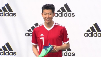 손흥민 - 한국 선수 최초, 아시아 선수 수브리에 이어 역대 두 번째 FIFA푸스카스상 수상자로 선정.
