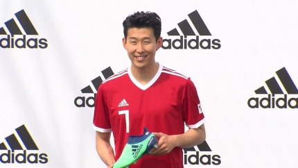  손흥민 - 한국 선수 최초, 아시아 선수 수브리에 이어 역대 두 번째 FIFA푸스카스상 수상자로 선정.