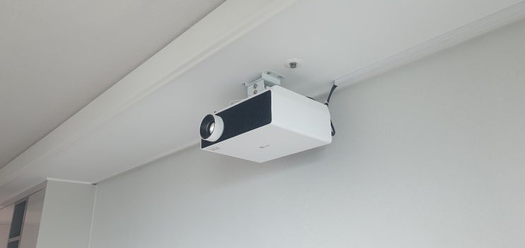  청담동 가정집 거실 LG BU50NST 120인치 슬림액자형 빔프로젝터 스크린 설치사례