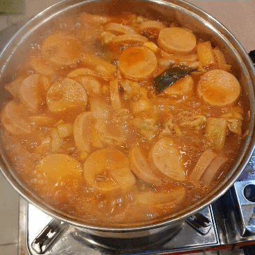  [사회적거리두기] 주말점심 직접 끓인 "고추장찌개 보다 먼 부대찌개보단 가까운"