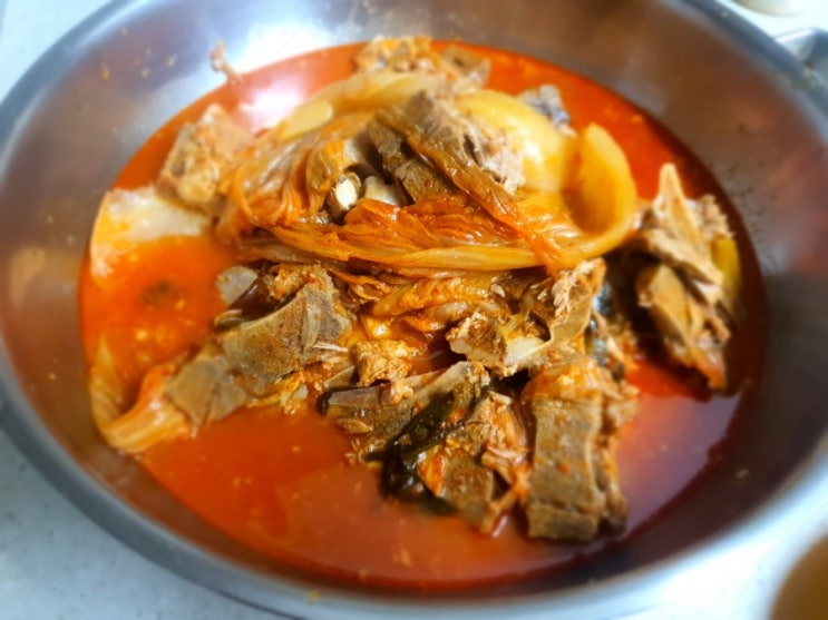  「돼지등뼈 김치찜, 집에서 만들어 먹어요」 등뼈 잡내없애는 꿀팁, 야들야들 등뼈김치찜 만들기