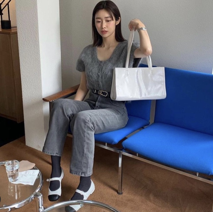  차정원 인스타그램 패션 : 회색 앙고라니트, 화이트 숄더백, 그레이코디룩