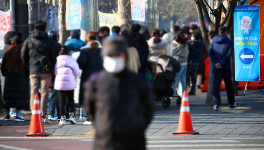 “요양병원 선제검사 의무화…종사자는 사적모임 금지”