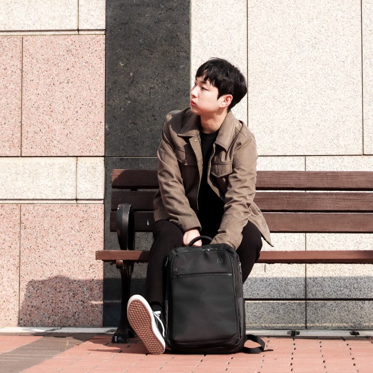  고밀도 폴리에스테르 소재의 직장인 15인치노트북가방
