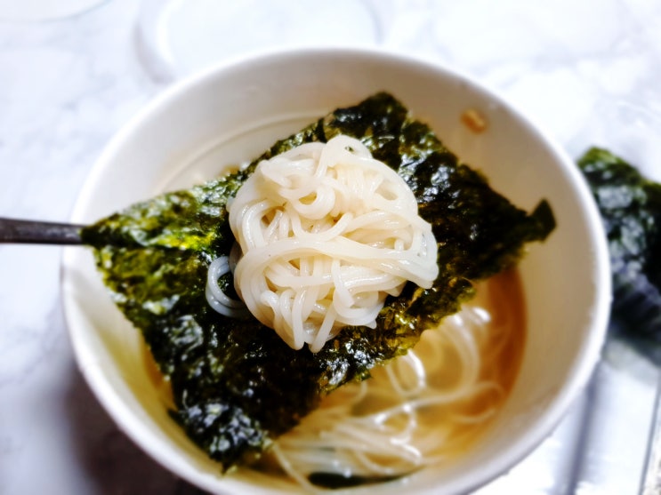 가벼운 야식으로 소문난 삼부자 멸치맛 쌀국수 컵라면