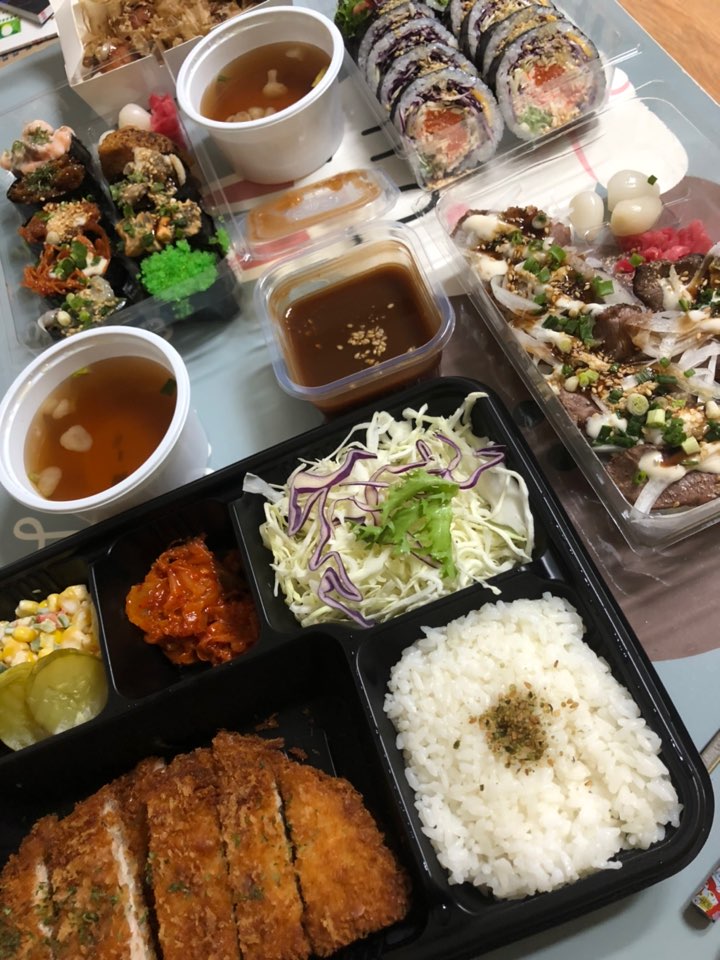  소풍경 패밀리세트 (연어김밥,소고기초밥,풍경초밥,타코야끼), 돈까스 먹어봄