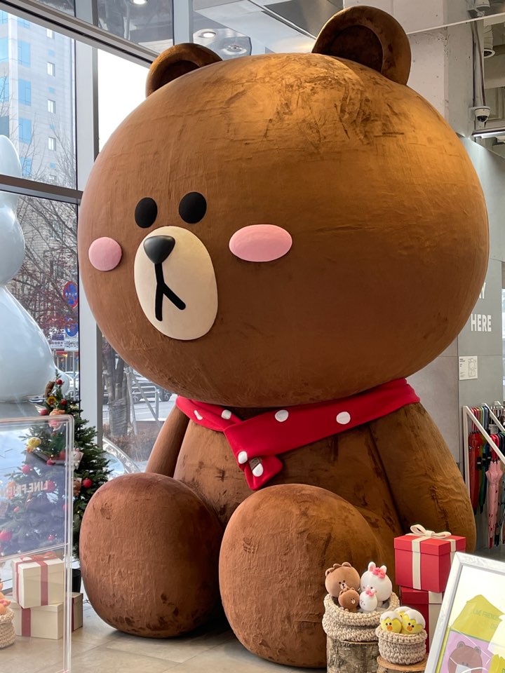 라인프렌즈 홍대 플래그십스토어 BT21 캐릭터들과 B612 셀피존