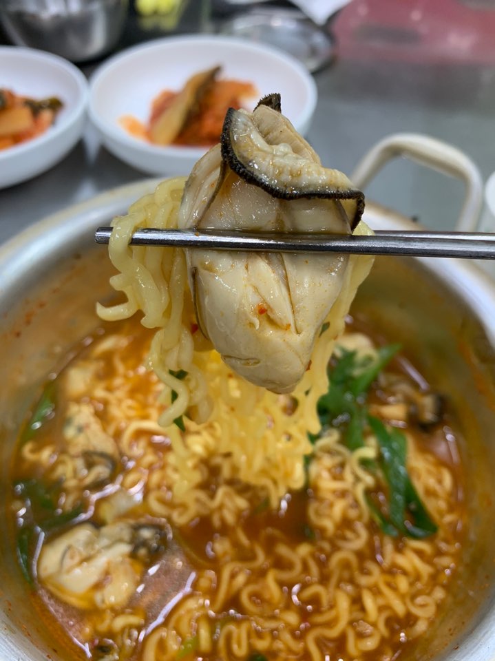  12월은 굴제철! 굴구이 전문점 거제도 굴구이의 굴요리 중 굴라면은 진심 존맛탱...