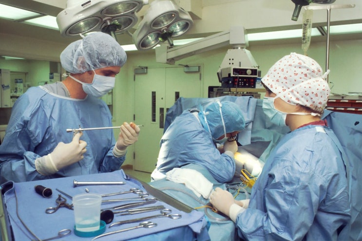  우하지 대퇴슬와 폐쇄성 동맥경화증 수술 중 미세혈관 손상 및 개방성 창상이 발생한 사례