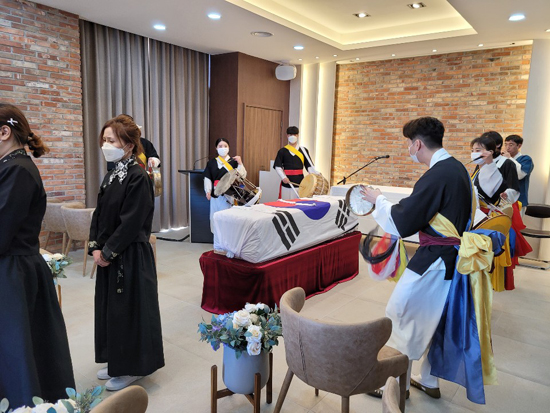 풍물소리로 채운 장례식 '화제' 풍물소리로 채운 장례식 '화제'