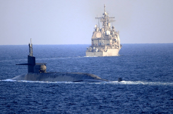 美핵잠수함 호르무즈 해협 통과 "이란에 경고 메시지"