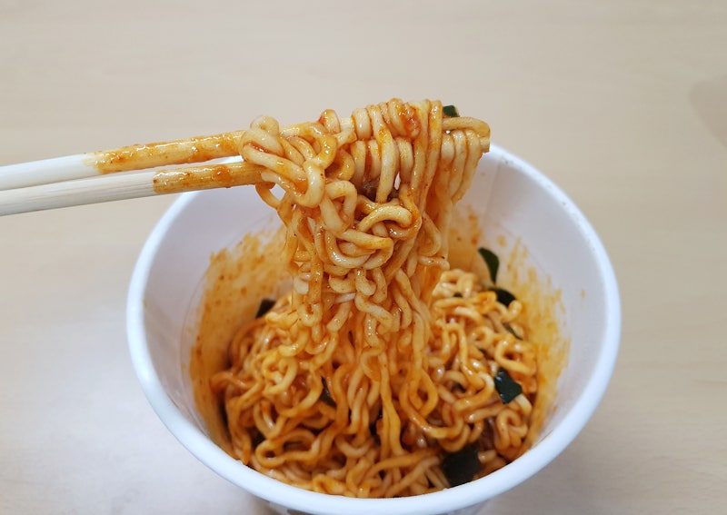 컵라면 추천 볶음 너구리 큰사발, 맵지 않고 맛있네
